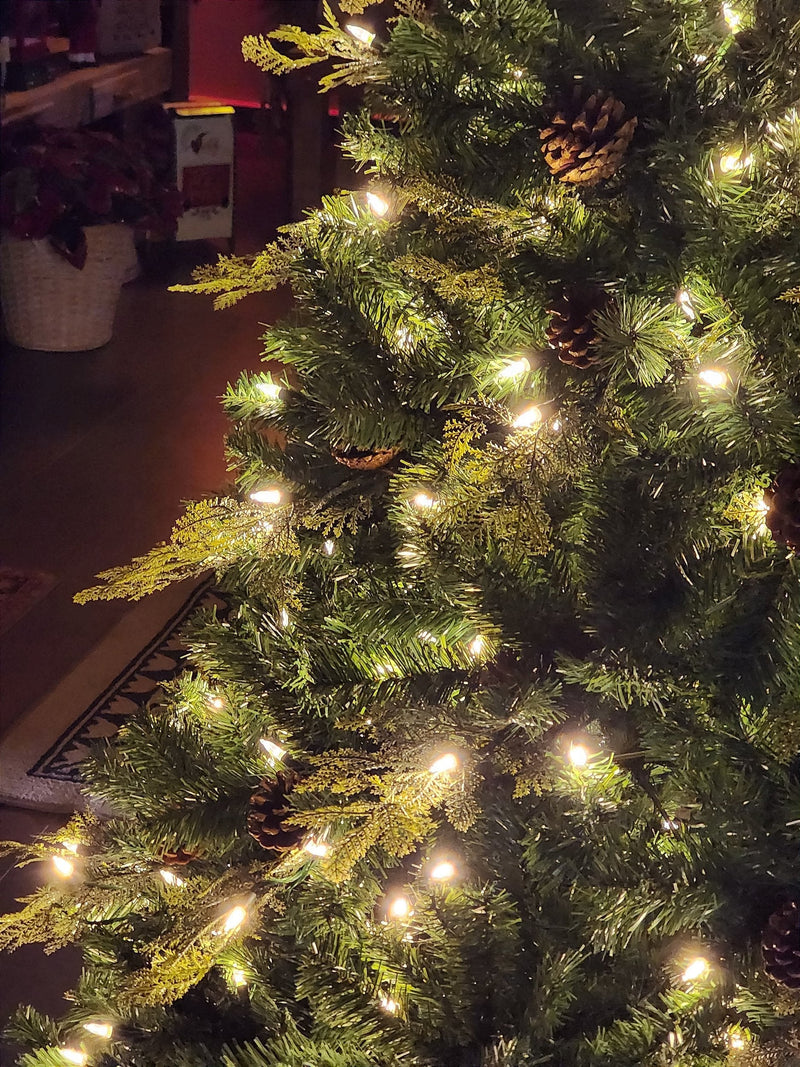 ÁRVORE REALISTA PINHEIRO CONSTELAÇÃO 400 LEDS WARM 1241 GALHOS 2,10CM MODELO CLICK BIVOLT