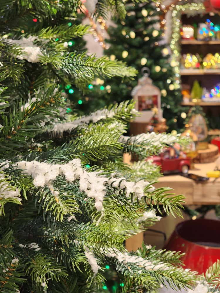 ÁRVORE PINHEIRO NEVADO SUPER REALISTA NASHVILLE 2614 GALHOS 2,25CM