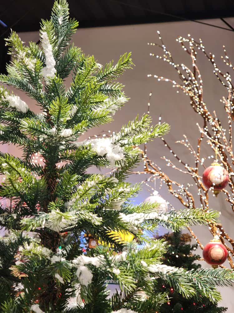 ÁRVORE PINHEIRO NEVADO SUPER REALISTA NASHVILLE 2614 GALHOS 2,25CM