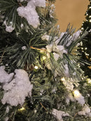 ÁRVORE PINHEIRO NEVADO REALISTA NORUEGA 1077 GALHOS COM 350 LEDS WARM 2,10CM