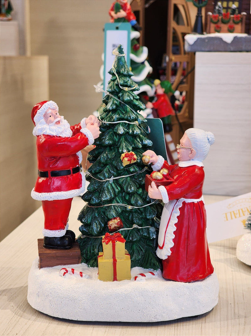 CENÁRIO VILA NATALINA PAPAI E MAMÃE NOEL MONTANDO A ÁRVORE 28CM  - PRÉ VENDA 2025